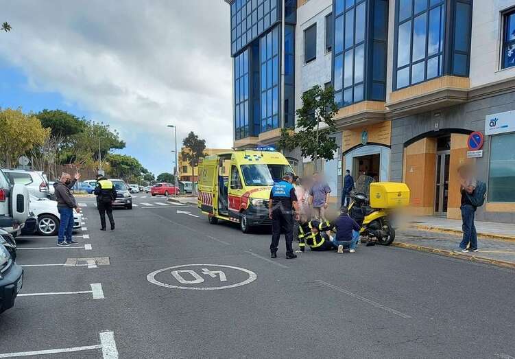 Ambulancia y vehículo de la Policía Local en el lugar del accidente/TA.